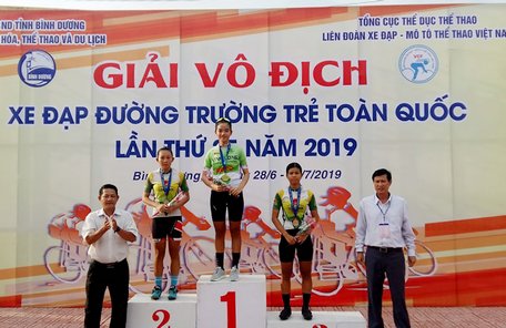 Hà Ngọc Diễm Phương (Vĩnh Long, giữa) nhận HCV.