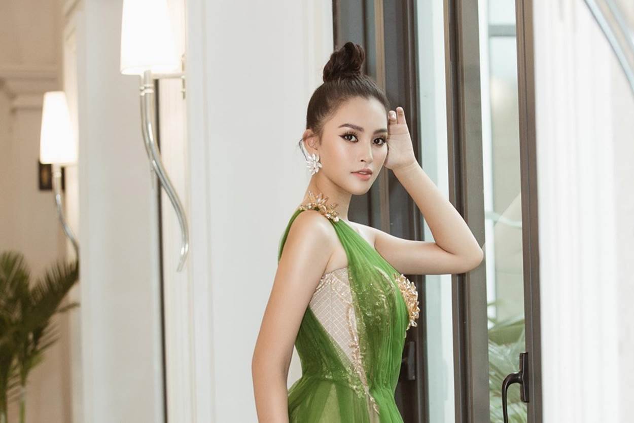 Từng bị cho là đơn điệu trong cách tạo dáng trước ống kính, Hoa hậu Tiểu Vy ngày càng khẳng định thần thái 'nữ thần' của mình mỗi khi xuất hiện. (Ảnh: Viết Quý/Vietnam+)