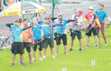 Các VĐV nam tranh tài cung 1 dây 50m.