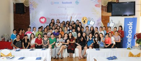 Sau lớp tập huấn, các chị còn kết nối nhau chia sẻ thông tin và kinh nghiệm trong kinh doanh.