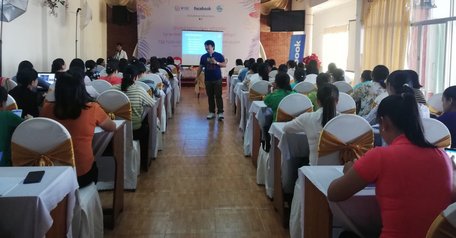 Giảng viên chuyên nghiệp tận tình hướng dẫn các chị trực tiếp trên trang Facebook của từng người.