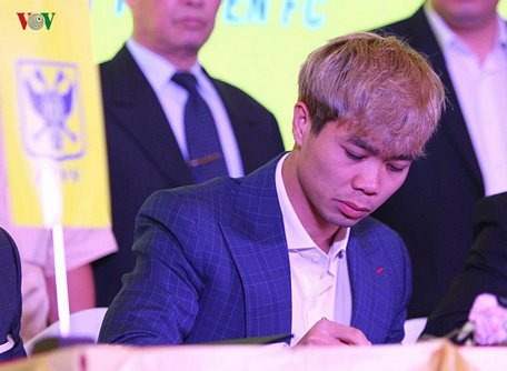 Công Phượng thi đấu cho Sint-Truidense với bản hợp đồng cho mượn 1 năm.