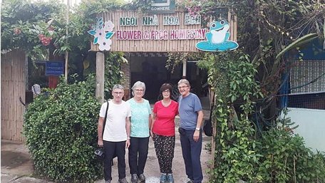 Người nước ngoài trải nghiệm du lịch ĐBSCL tại một homestay