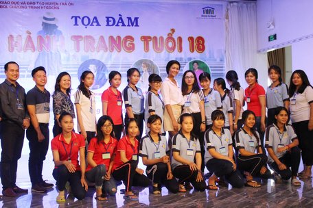 Hoa hậu H’Hen Niê tham dự buổi tọa đàm “Hành trang tuổi 18” cùng các em nữ sinh Trà Ôn.