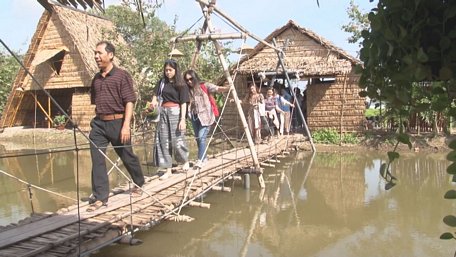 Thầy Phong (bìa trái) làm hướng dẫn viên cho khách tham quan.