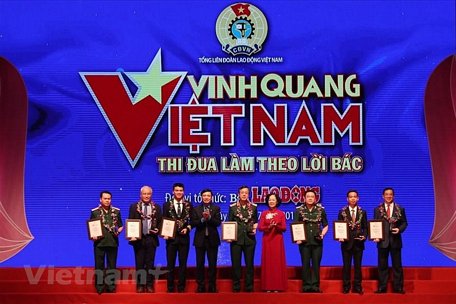   Chương trình tôn vinh các tập thể xuất sắc. (Ảnh: PV/Vietnam+)