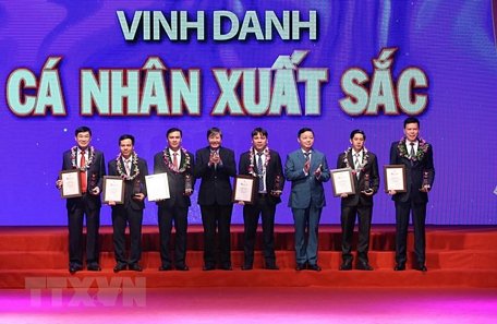  Chương trình vinh danh các cá nhân xuất sắc. (Ảnh: Dương Gian/TTXVN)