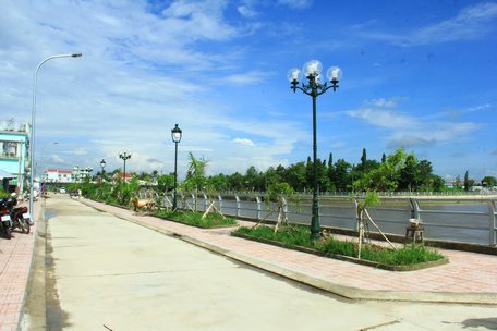 6 tháng đầu năm, nhiều công trình trên địa bàn tỉnh đẩy nhanh tiến độ thực hiện. Trong ảnh: Công trình kè chống sạt lở bờ sông khu vực thị trấn Long Hồ đang hoàn thiện.