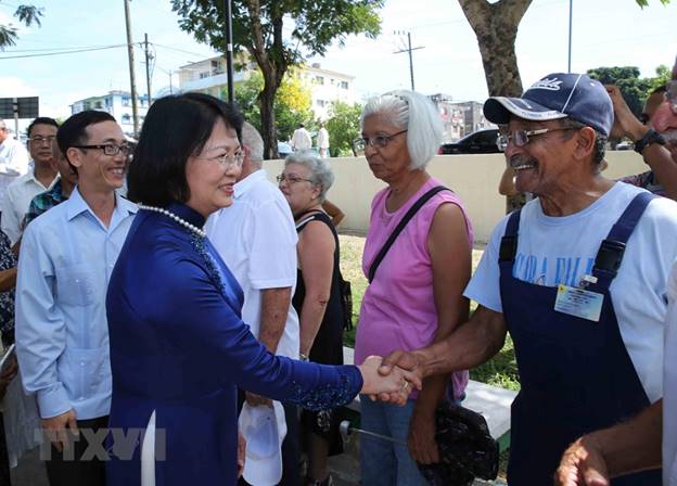  Phó Chủ tịch nước Đặng Thị Ngọc Thịnh với nhân dân Cuba tại Thủ đô La Habana.(Ảnh: Phương Hoa/TTXVN)