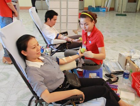 Hơn 300 đoàn viên Công đoàn tham gia hiến máu vào ngày 9/7.