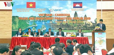 Các diễn giả và đại diện hai nước trong phần thảo luận tại Diễn đàn.