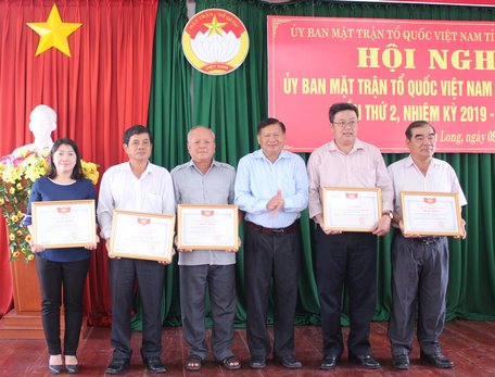 Ông Lê Quang Đạo- Ủy viên Thường vụ Tỉnh ủy, Chủ tịch UBMTTQ Việt Nam tỉnh- trao bằng khen cho các tập thể xuất sắc trong tổ chức thực hiện đợt thi đua đặc biệt chào mừng Đại hội Đại biểu MTTQ Việt Nam các cấp.