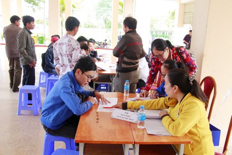 Thí sinh trúng tuyển và làm thủ tục nhập học năm 2018.