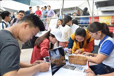  Người lao động tìm việc tại ngày hội tuyển dụng việc làm của TP.Hồ Chí Minh. Ảnh: Thanh Vũ/TTXVN