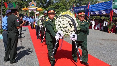  Lễ đang hoa tưởng nhớ các Anh hùng liệt sỹ đã hy sinh xương máu vì sự nghiệp quốc tế cao cả.