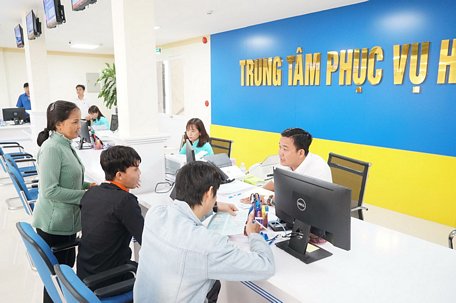 Trung tâm Phục vụ hành chính công tỉnh Vĩnh Long từ khi hoạt động đầu tháng 4 đến nay đã thực hiện việc tiếp nhận, trả kết quả đối với các thủ tục hành chính cấp tỉnh là 1.255 thủ tục.