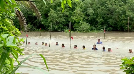 Các lớp dạy bơi miễn phí ở nông thôn không chỉ trang bị cho trẻ kỹ năng phòng chống đuối nước, mà còn là sân chơi bổ ích cho các em trong dịp hè.