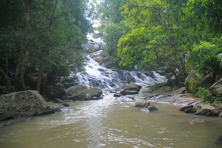 Thác Li Liang còn gọi là thác Cầu 4, cách trung tâm thị trấn Di Linh khoảng 12km. Con thác hiền hòa, trông xa như mái tóc xõa dài, thoai thoải. Do đó, phía dưới thác tạo nên những ghềnh đá rộng có thể làm nơi bày tiệc nhóm, ăn uống, chuyện trò trong tiếng ầm ào thác đổ phía bên trên.