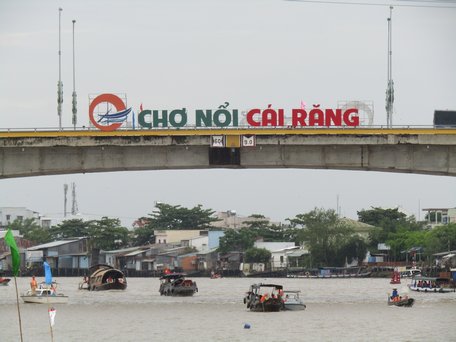 Mua bán trên chợ nổi Cái Răng.