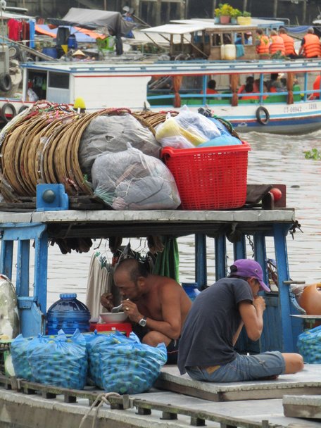 Sinh hoạt trên chợ nổi.