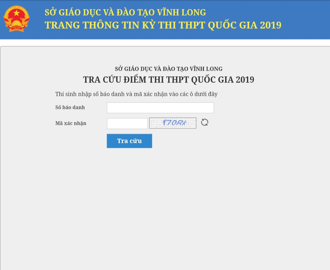 Học sinh xem điểm thi THPT quốc gia 2019 trên điện thoại di động.