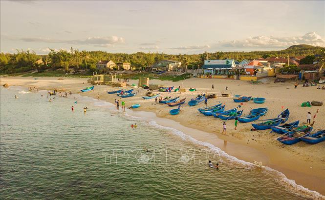 Làng chài An Hải nằm cách TP Tuy Hòa 25 km về hướng Bắc, thuộc thôn Phước Đồng, xã An Hải, huyện Tuy An. Khu vực làng chài là bến cá với những con thuyền nhỏ đặc trưng và người dân thân thiện. Với vẻ đẹp hoang sơ cùng với làn nước trong vắt, du khách có thể đến thăm và nghỉ tại các Homestay ngay trên bãi biển.