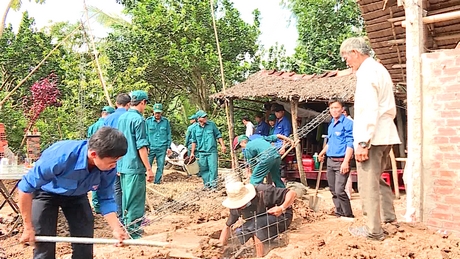 Hỗ trợ ngày công xây dựng nhà đại đoàn kết.