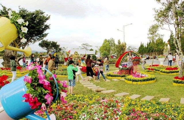 Không gian hoa bên hồ Xuân Hương - Đà Lạt.