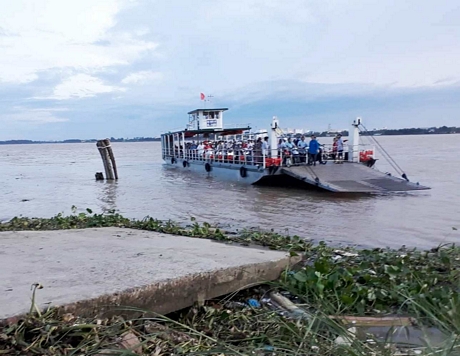 Nối TX Bình Minh và vùng giáp ranh qua TP Cần Thơ bằng đường sông có hàng chục chuyến phà/ngày.