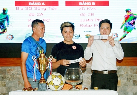 Lãnh đạo các đội bóng bốc thăm chia bảng.