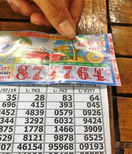 Đa số vé số giả được in trúng các giải thưởng mệnh giá thấp để dễ dàng lừa gạt đổi tiền mặt từ các nạn nhân.