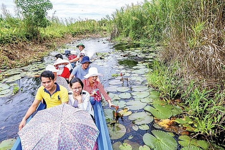 Khu bảo tồn thiên nhiên Lung Ngọc Hoàng 2.800ha được ví như Nữ hoàng của tour khám phá vùng quê ĐBSCL