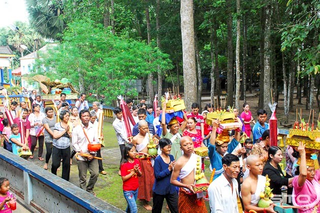 Đông đảo bà con phật tử dâng vật lễ và nến đi xung quanh ngôi chánh điện.