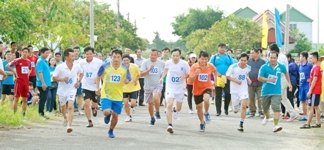 Các VĐV nam tranh tài nội dung chạy việt dã.