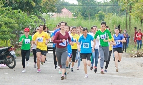 Các VĐV nữ tranh tài nội dung chạy việt dã.