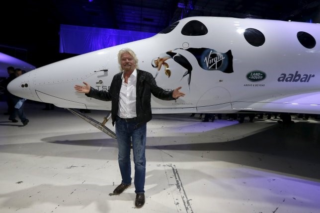 Ông Richard Branson giới thiệu tàu SpaceShipTwo 6 chỗ ngồi. Ảnh: Metro