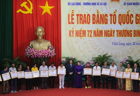 Chủ tịch Quốc hội Nguyễn Thị Kim Ngân và Bộ trưởng Bộ Lao động, Thương binh và Xã hội Đào Ngọc Dung trao bằng Tổ quốc ghi công cho thân nhân gia đình liệt sĩ.