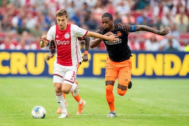 Ajax (trái) hoàn toàn vượt trội so với PSV trong trận tranh Siêu cúp Hà Lan. (Ảnh: AFC Ajax)