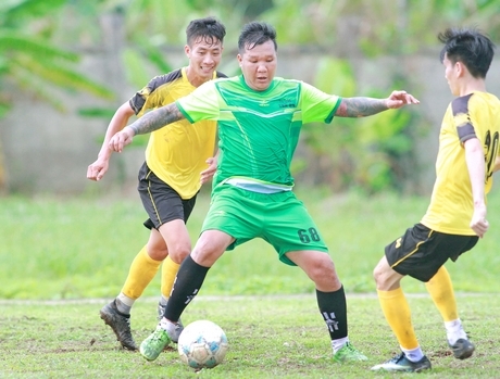 Pha tranh bóng của đội thị trấn Trà Ôn.