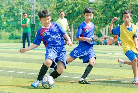 Pha ghi bàn của Phước Hậu (5, Toàn Anh 1) trong trận thắng CLB 00 TP Vĩnh Long.     