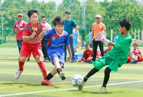 Pha kết thúc của tiền đạo Anh Tuấn (10, Toàn Anh 1) trong trận thắng Nguyễn Dương FC Trà Vinh 2-1.