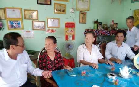 Phó Bí thư Đảng ủy xã Tân Hưng Lê Văn Bé Ba (bìa trái) thăm Mẹ Việt Nam anh hùng Lê Thị Anh (thứ 2, trái sang).