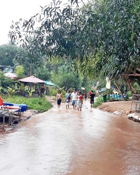 Du khách đi chân trần, chụp ảnh ở suối cát.