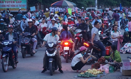 Chợ họp phía trước và dọc các tuyến đường quanh KCN thu hút công nhân giờ tan tầm và cả dân địa phương.