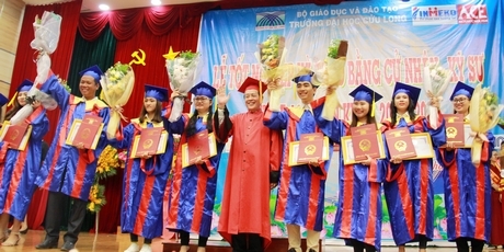 THS. Nguyễn Cao Đạt- Phó Hiệu trưởng Trường ĐH Cửu Long trao giấy khen và bằng tốt nghiệp cho các sinh viên.
