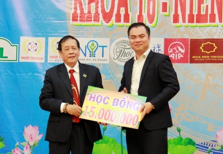 Các công ty, doanh nghiệp trao tổng cộng 30 triệu đồng học bổng cho Hội Khuyến học Trường ĐH Cửu Long