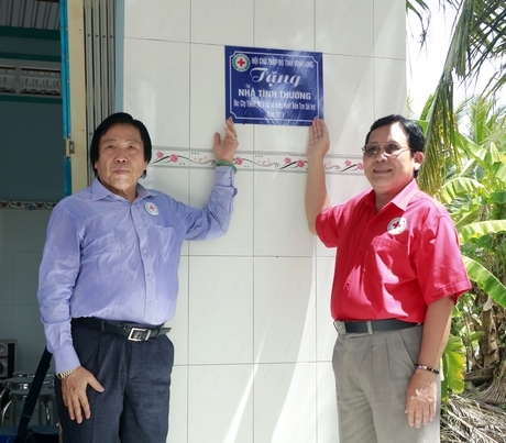 Đại diện chính quyền địa phương, nhà tài trợ thực hiện nghi thức bàn giao nhà cho gia đình ông Nguyễn Văn Thùy.