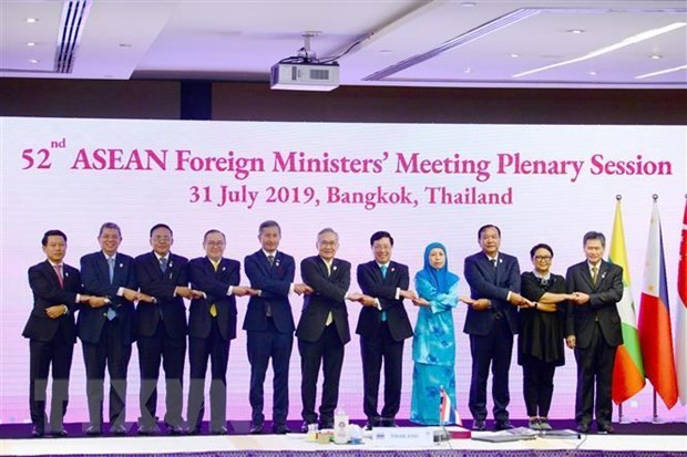 Các Bộ trưởng Ngoại giao ASEAN chụp ảnh chung. (Ảnh: Ngọc Quang-Hữu KiênTTXVN)