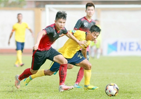 Pha tranh bóng giữa Văn Quyết (17, Tiền Giang) với Tấn Kiệt (23, Vĩnh Long).