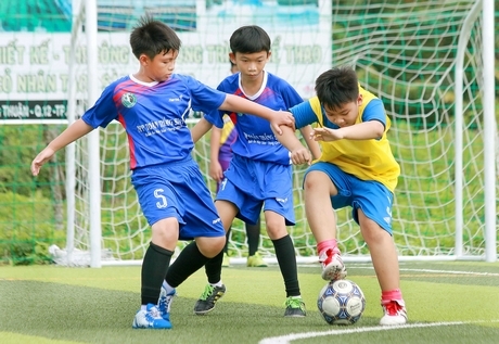 Đội Toàn Anh 1 (Vĩnh Long, áo xanh) hạng nhì chung cuộc, sau khi thất bại 0-3 trước NHN TP Cần Thơ.
